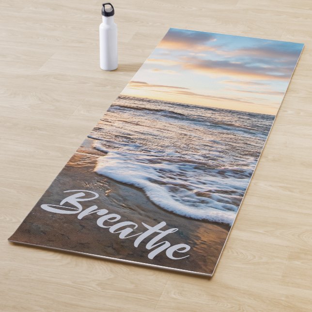 Sonnenuntergang und Strand mit Mantra Yogamatte (Beispiel)