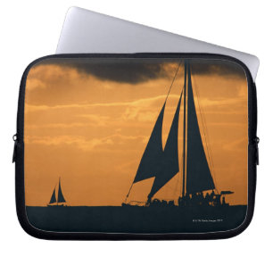 Sonnenuntergang und Yacht 2 Laptopschutzhülle