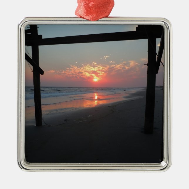 Sonnenuntergang unter dem Pier - Eichen-Insel, NC Silbernes Ornament (Vorne)