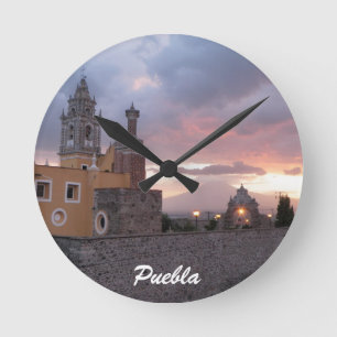 Sonnenuntergang-Vulkan und Kirche Puelba, Mexiko Runde Wanduhr