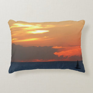 Sonnenuntergang Wolken und Segelboot Seascape Dekokissen