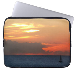Sonnenuntergang Wolken und Segelboot Seascape Laptopschutzhülle