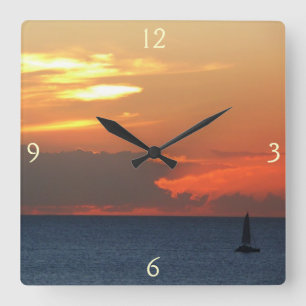 Sonnenuntergang Wolken und Segelboot Seascape Quadratische Wanduhr