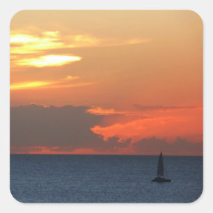 Sonnenuntergang Wolken und Segelboot Seascape Quadratischer Aufkleber