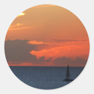 Sonnenuntergang Wolken und Segelboot Seascape Runder Aufkleber