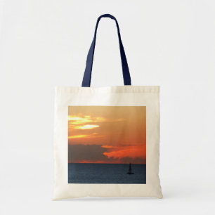 Sonnenuntergang Wolken und Segelboot Seascape Tragetasche