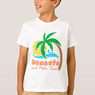 Sonnenuntergänge und Palmen Bäume Sommersaison T-Shirt