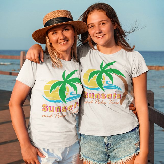 Sonnenuntergänge und Palmen Bäume Sommersaison T-Shirt (Von Creator hochgeladen)