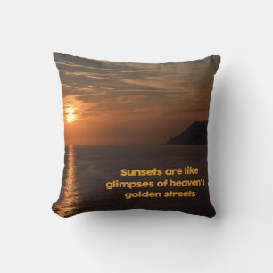 Sonnenuntergänge wie die Lichter der goldenen Stra Kissen