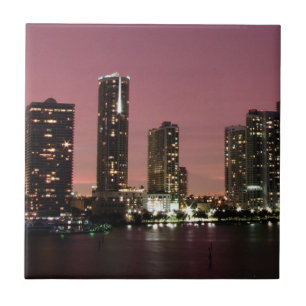 Sonnenunterganglicht über Miami nach einem Sturm Fliese