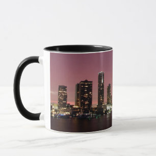 Sonnenunterganglicht über Miami nach einem Sturm Tasse