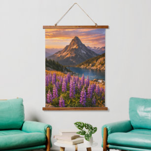 Sonnenuntergangs-Bergsee und violette Lupinen  Wandteppich Mit Holzrahmen