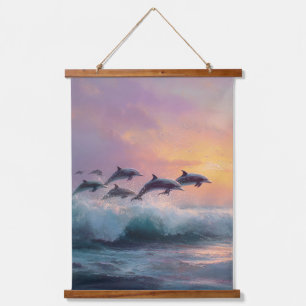 Sonnenuntergangs-Delfine surfen auf einer Ozeanwel Wandteppich Mit Holzrahmen