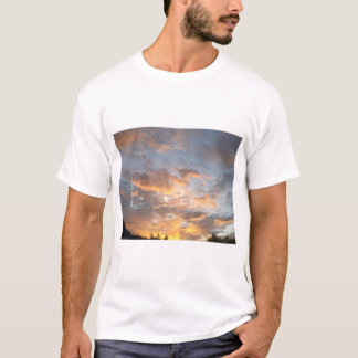 Sonnenuntergangs Himmel Mit Warmen Wolken Über Dem T-Shirt