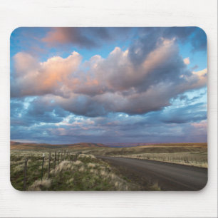 Sonnenuntergangs-Wolken über der Kiesstraße Zumwal Mousepad