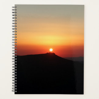 Sonnenuntergangsagenda auf den Bergen Planer