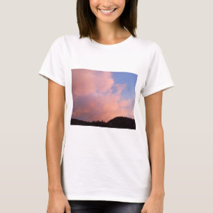Sonnenuntergangshimmel mit rosa Wolken über schatt T-Shirt