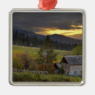 Sonnenuntergangshimmel über Weinbergen und histori Silbernes Ornament
