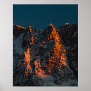 Sonnenuntergangslicht auf majestätischen Bergen Poster