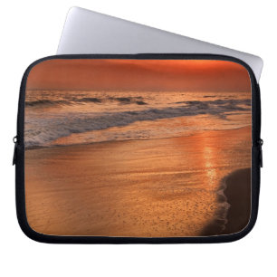 Sonnenuntergangsreflexionen auf Wolken und Ozeankü Laptopschutzhülle