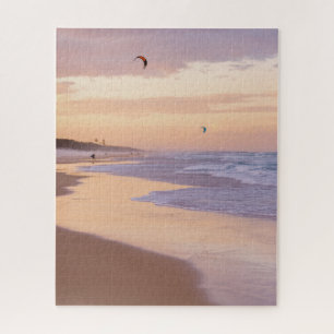 Sonnenuntergangsstrand, Ozeanwellen, Menschen, die