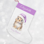 Sonnig im Lila Weihnachtshut Personalisiert Kleiner Weihnachtsstrumpf<br><div class="desc">Personalisierter Weihnachts-Weihnachten-Strumpf, perfekt für Ihre Kleinen in dieser Ferienzeit. Dieser bezaubernde Strumpf ist mit einem niedlichen kleinen Hasen versehen, der einen lila, schneebedeckten Hut des Weihnachtsmanns trägt. Strumpf kann mit dem Namen Ihres Kindes personalisiert sein. Halten Sie es auf Ihrem Kaminzimmer oder im Kinderzimmer, um Ihrer Zuhause eine festliche Touch...</div>