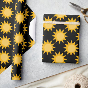 Sonnige Sonnenillustration auf schwarzem Musterdes Geschenkpapier