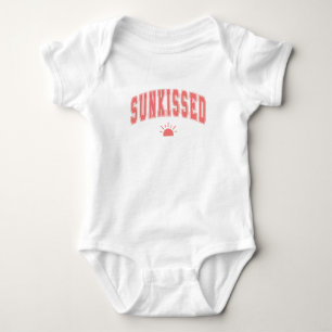 Sonnige Varsity-Sommer-Typografie Baby Strampler