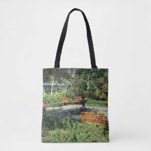 Sonniger Garten und Springbrunnen auf einer Tottta Tasche