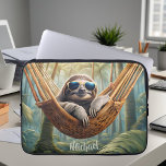 Sonniger Hang mit Sonnenbrille in einer Hängematte Laptopschutzhülle<br><div class="desc">Dieser coole Laptop-Ärmel ist mit einer lustigen Schlampe und einer Sonnenbrille ausgestattet,  die in einer Hängematte im Dschungel abkühlt. Individualisierbare Geschenkidee für ihn zu jedem Anlass.</div>