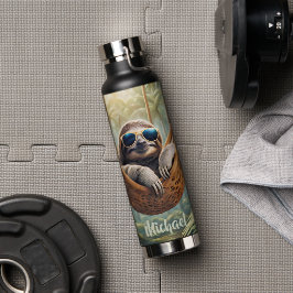Sonniger Hang mit Sonnenbrille in einer Hängematte Trinkflasche