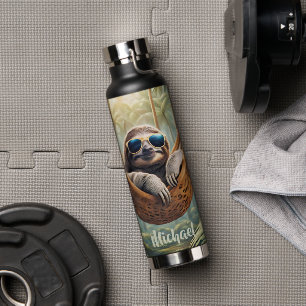 Sonniger Hang mit Sonnenbrille in einer Hängematte Trinkflasche