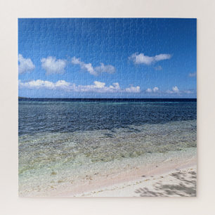 Sonniger indonesischer Strand mit Ozeanblick Foto