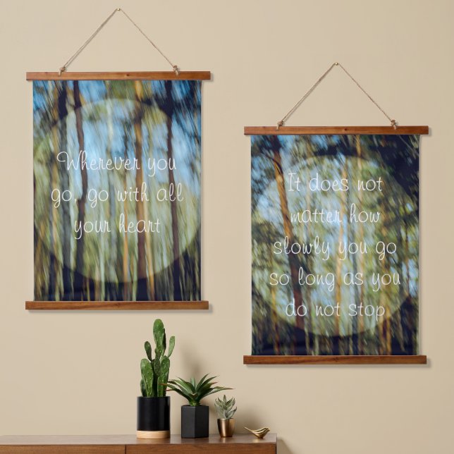 Sonniger Kiefernwald Wandteppich Mit Holzrahmen (Asymmetrisch)