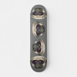 Sonniger Mops, Niedlicher französischer Bulldogge  Skateboard