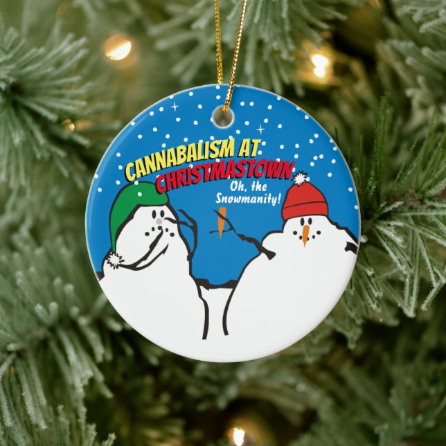 Sonniger Schneemannskannibalismus in Christmastown Keramik Ornament (Baum)