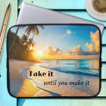 Sonniger tropischer Strand Sonnenuntergang Laptopschutzhülle<br><div class="desc">Laptop-Hülle mit einem Bild eines Sonnenuntergangs an einem tropischen Strand mit Palmen,  mit Ihren (lustigen oder anderen) Texten (optional).</div>