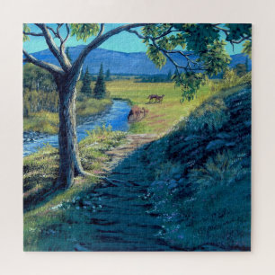 Sonniger Weg zum Feld und Pferde mit Fohlen