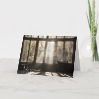 Sonniges Zimmer mit leerem Sessel