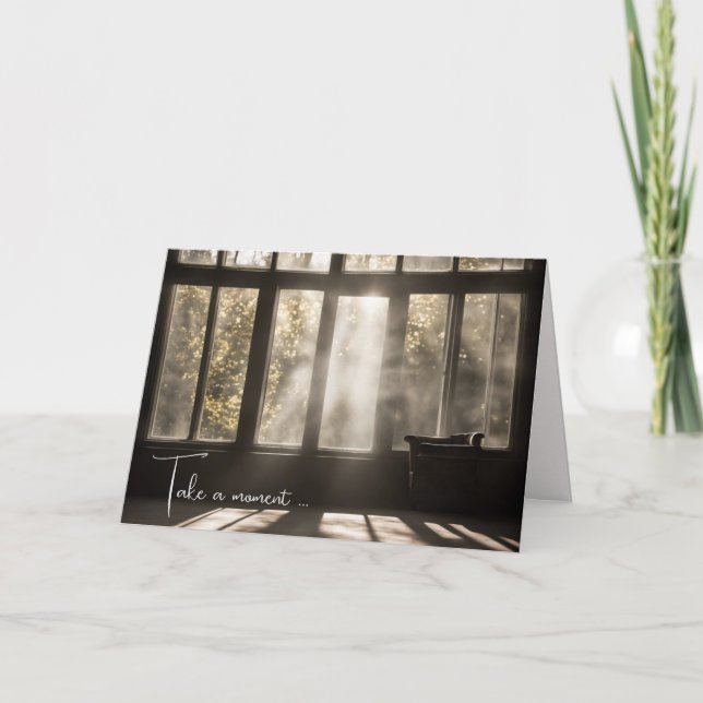 Sonniges Zimmer mit leerem Sessel Karte (Vorderseite)