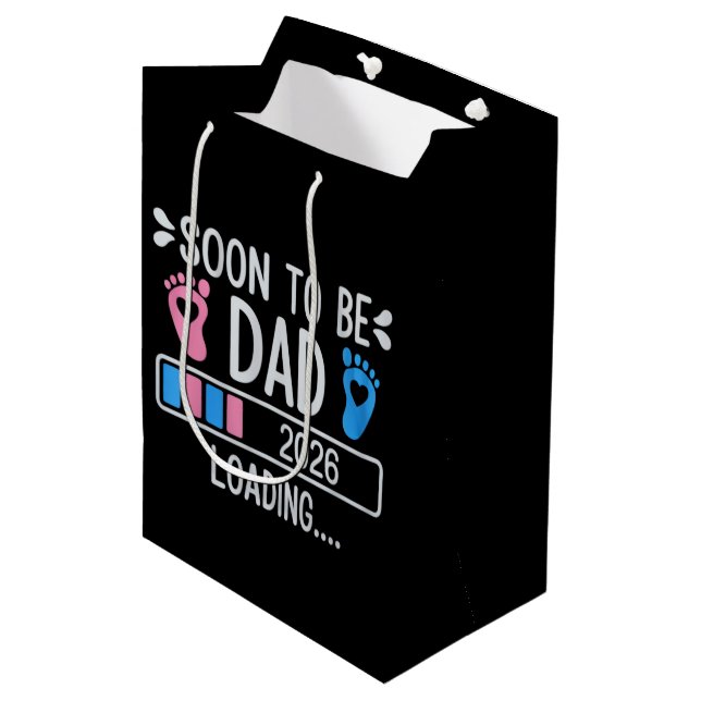 Soon to Be Dad 2026 Loading Pregnancy Announcement Mittlere Geschenktüte (Vorderseite Schrägansicht)