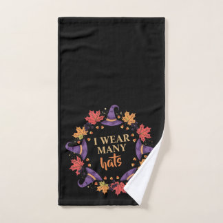 Sorcière drôle d'Halloween portant plusieurs chape