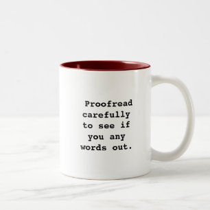 Sorgfältig Korrektur gelesen, um zu sehen wenn Si Zweifarbige Tasse