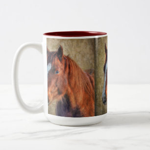 Sorrel Pferde Portrait auf dem rustikalen Grunge-E Zweifarbige Tasse