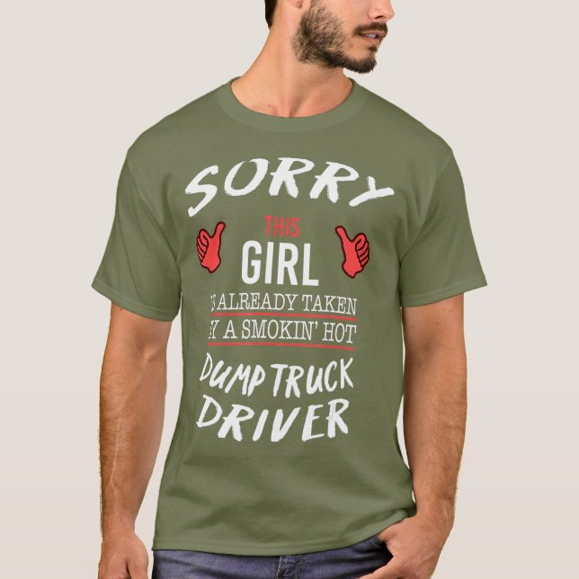 Sorry, dieses Mädchen von Hot Dump Truck Fahrer ge T-Shirt (Vorderseite)