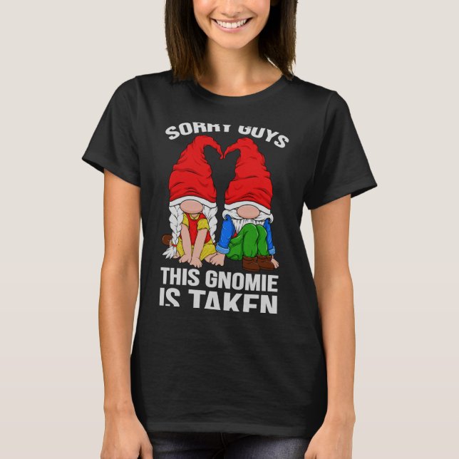 Sorry Guys This Gnomie Is Taken Valentines Day Gno T-Shirt (Vorderseite)