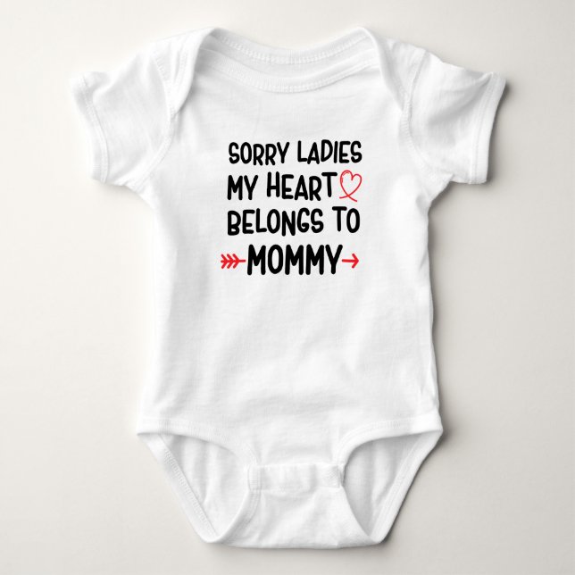 Sorry Ladys mein Herz gehört Mama Baby Strampler (Vorderseite)