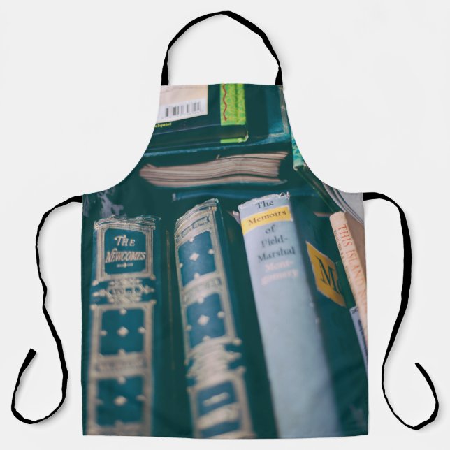 SORTIMENT VON BÜCHERN SCHÜRZE (Vorderseite)
