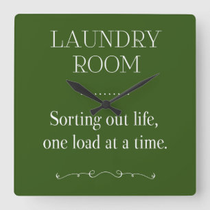 Sorting Out Life One Load at A Time Green Laundry Quadratische Wanduhr