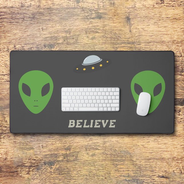 Soucoupe volante et fourre-tout Alien vert (Flying Saucer & Green Alien Desk Mat)